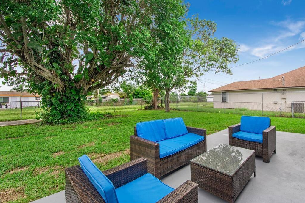 וסט פאלם ביץ' Modern Getaway Near The Beach With Room For A Boat מראה חיצוני תמונה